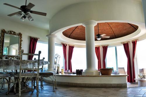 Villa Thunderbird