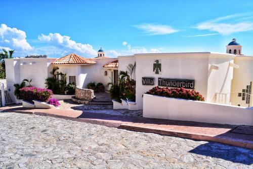 Villa Thunderbird