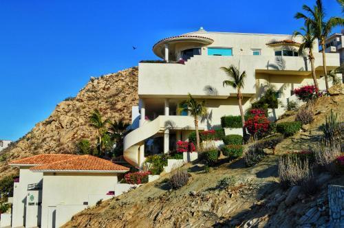 Villa Thunderbird