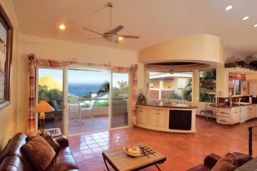 Spacious With Convenient Cabo Location, Villa Ballena