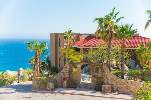Private Retreat With Large Pool Deck At Villa Isla