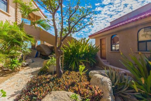 Private Retreat With Large Pool Deck At Villa Isla