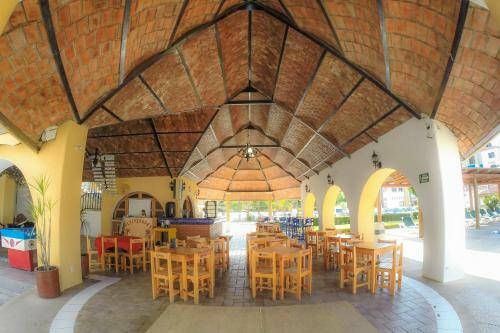 Costa Alegre Hotel & Suites