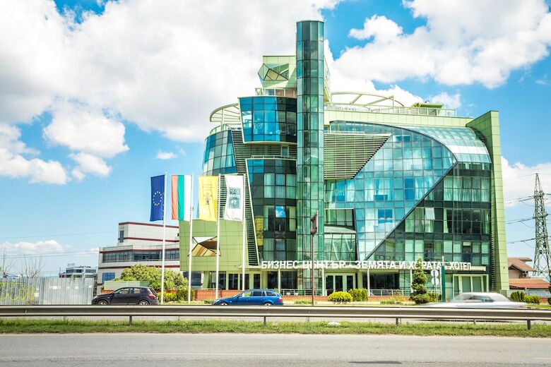 Earth And People Hotel & Spa