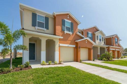 Glamorous 4 Bedroom 3.5 Bath End Unit Town Home Located In Compass Bay