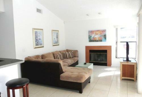 Orlando 3 Bedroom Pool Home With Pool Deck Overlooking Large Lake