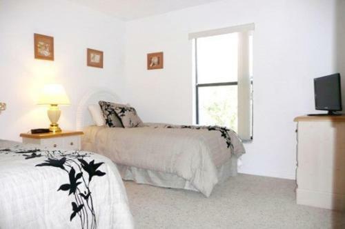 Orlando 3 Bedroom Pool Home With Pool Deck Overlooking Large Lake