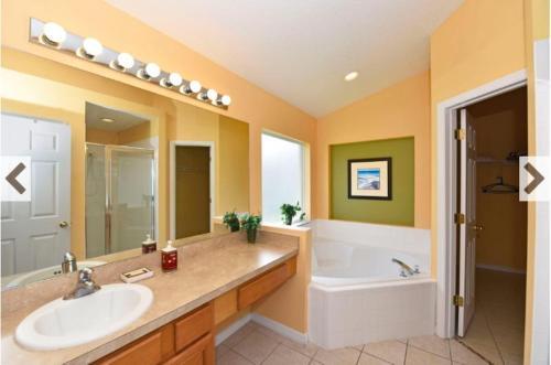 Emerald Island 5 Bedroom 3 Bath Pool Home