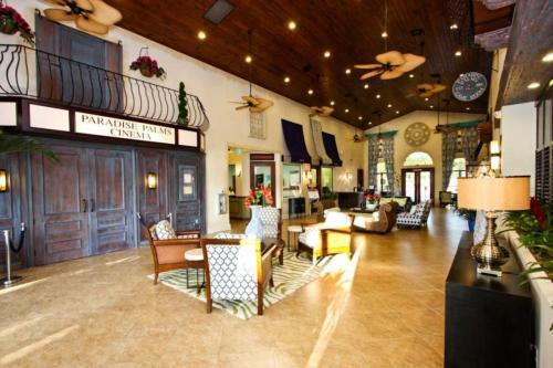 Beautiful 6 Bedroom 5 Bath Pool Home In Paradise Palms