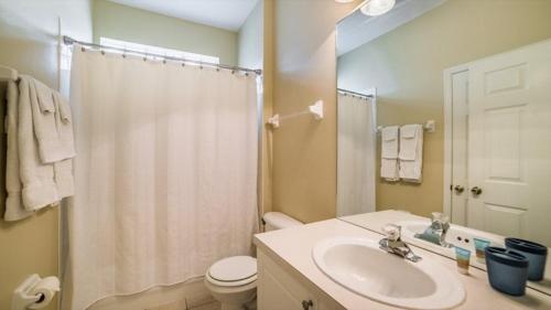 Lovely 4 Bedroom 3 Bath Pool Home In Gated Resort