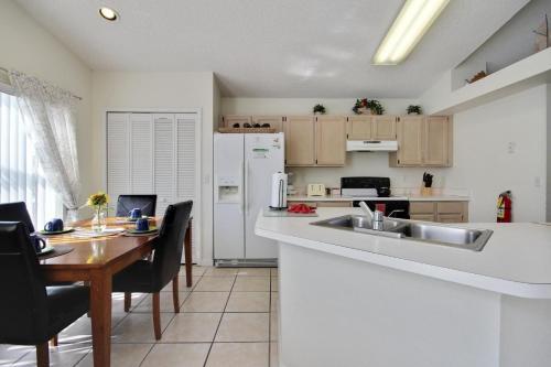 Conveniently Located 4 Bedroom 3 Bath Pool Home In Lindfields