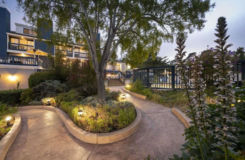 Hotel Mariposa Inn And Suites