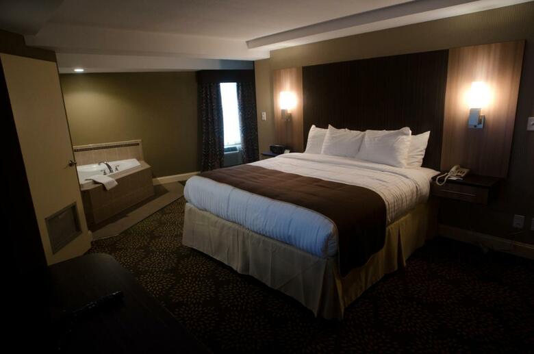 Aashram Hotel By Niagara River