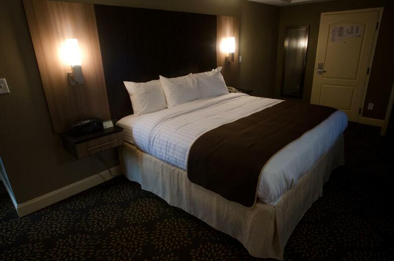 Aashram Hotel By Niagara River