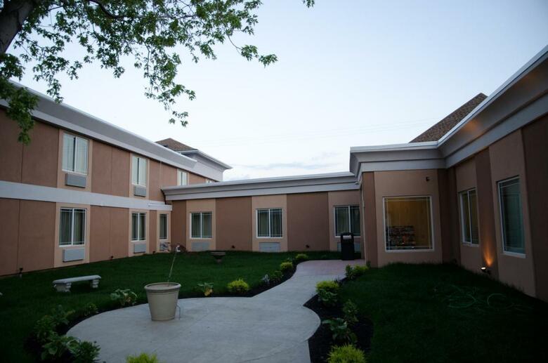 Aashram Hotel By Niagara River