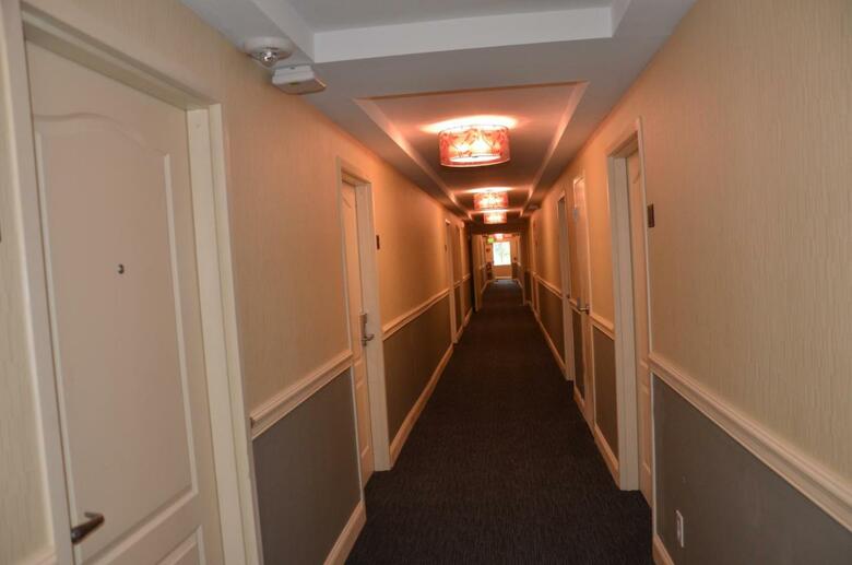 Aashram Hotel By Niagara River