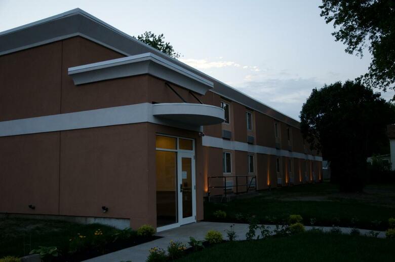 Aashram Hotel By Niagara River