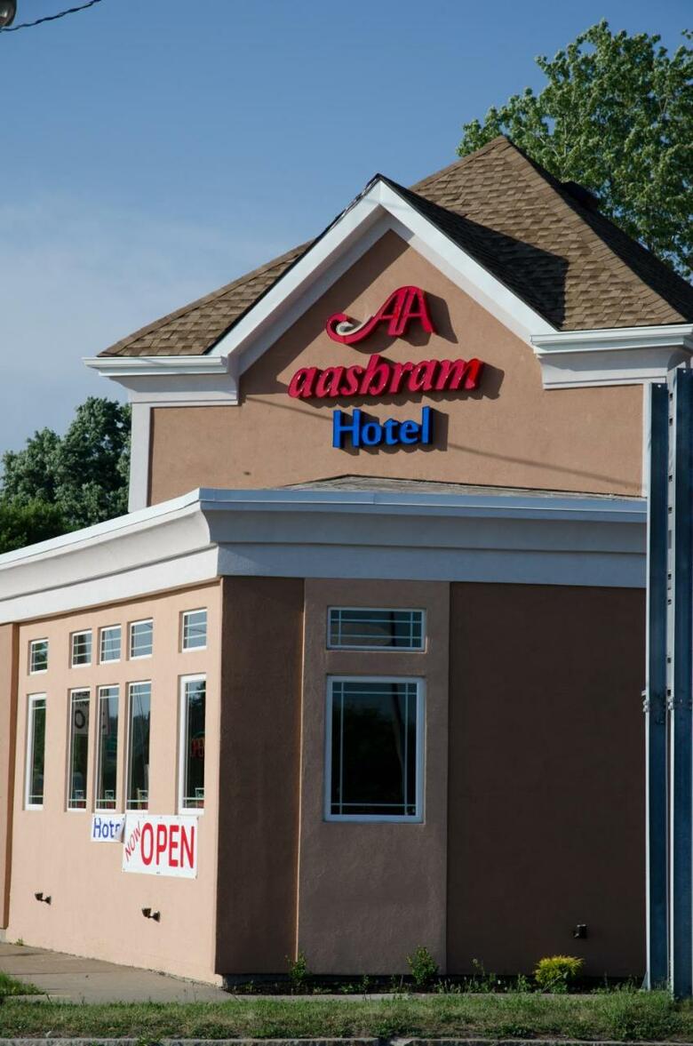 Aashram Hotel By Niagara River