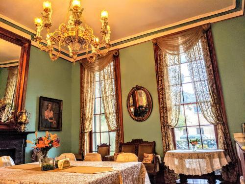 Bed & Breakfast Parisian Courtyard Inn