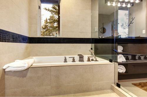Abode At Ontario Lodge