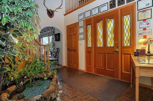 Hostal Tudor Rose B&B And Chalets
