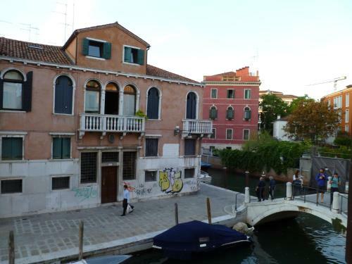 Venicein Apartments