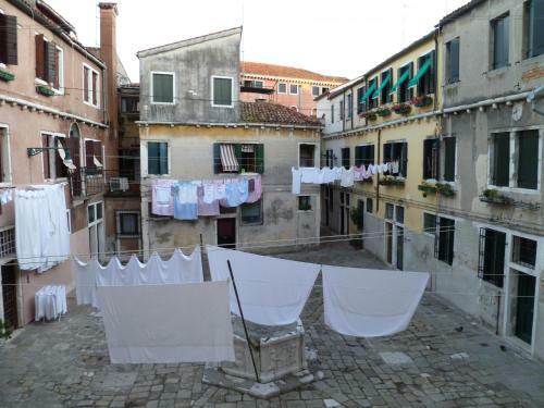 Venicein Apartments