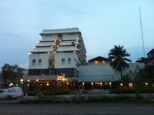 Hotel Paradorn Inn