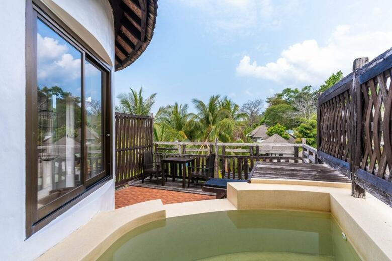 Hotel Aana Resort & Spa