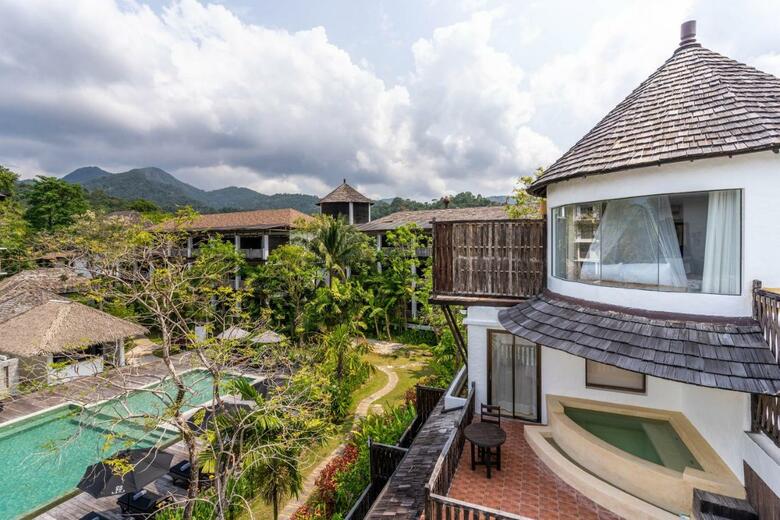 Hotel Aana Resort & Spa