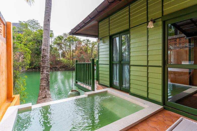 Hotel Aana Resort & Spa