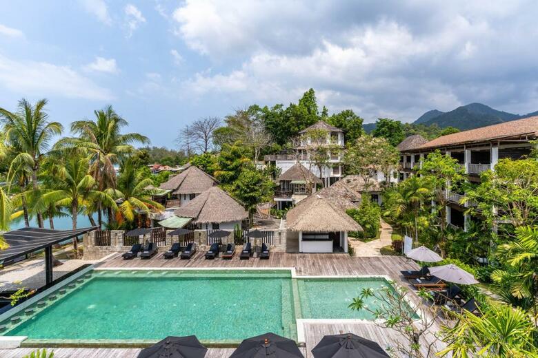 Hotel Aana Resort & Spa