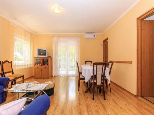 Three-bedroom Apartment In Grizane