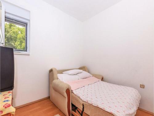 Three-bedroom Apartment In Grizane