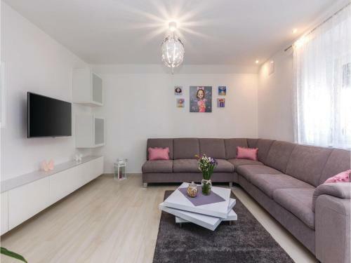 Three-bedroom Holiday Home In Grizane