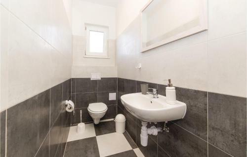 Three-bedroom Holiday Home In Kastel Stafilic