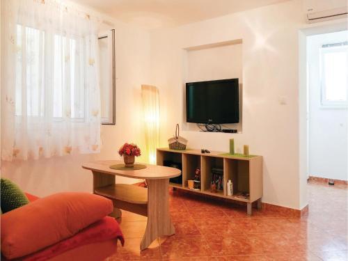 Two-bedroom Apartment In Makarska