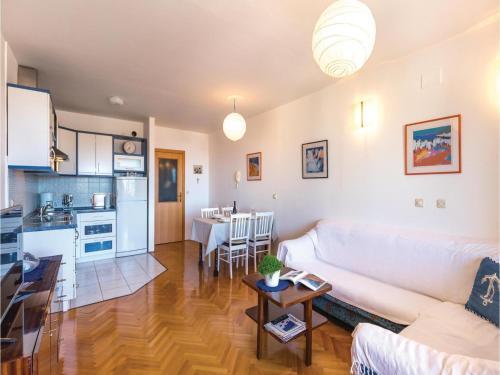 One-bedroom Apartment In Makarska