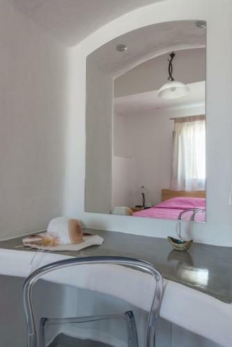 Aspronisi Luxury Villa With Caldera View