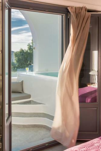 Aspronisi Luxury Villa With Caldera View