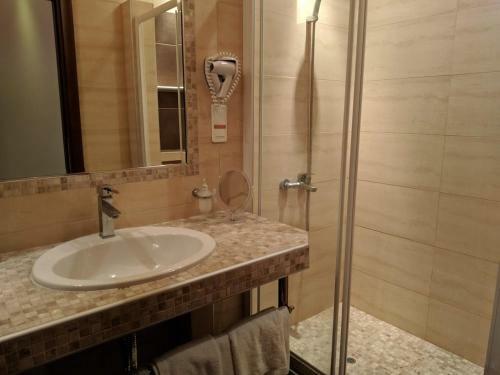 Meliton Inn Hotel & Suites