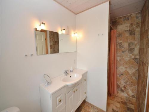 Three-bedroom Holiday Home In Vaggerlose