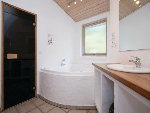 Five-bedroom Holiday Home In Hadsund