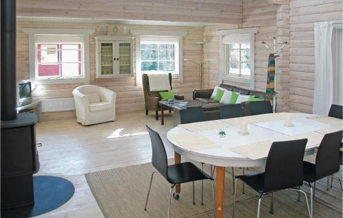 Three-bedroom Holiday Home In Ronne