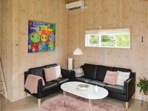 Three-bedroom Holiday Home In Albak