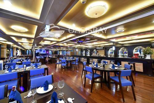 Oasis Bay Party Cruise