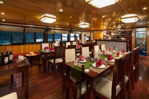 Garden Bay Luxury Cruise
