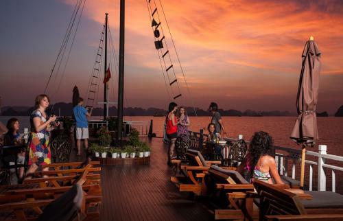 Garden Bay Luxury Cruise