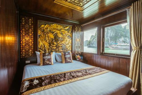Renea Cruises Halong