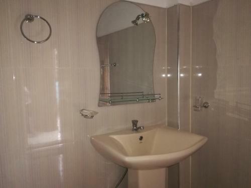 Hotel Deshani Holiday Inn